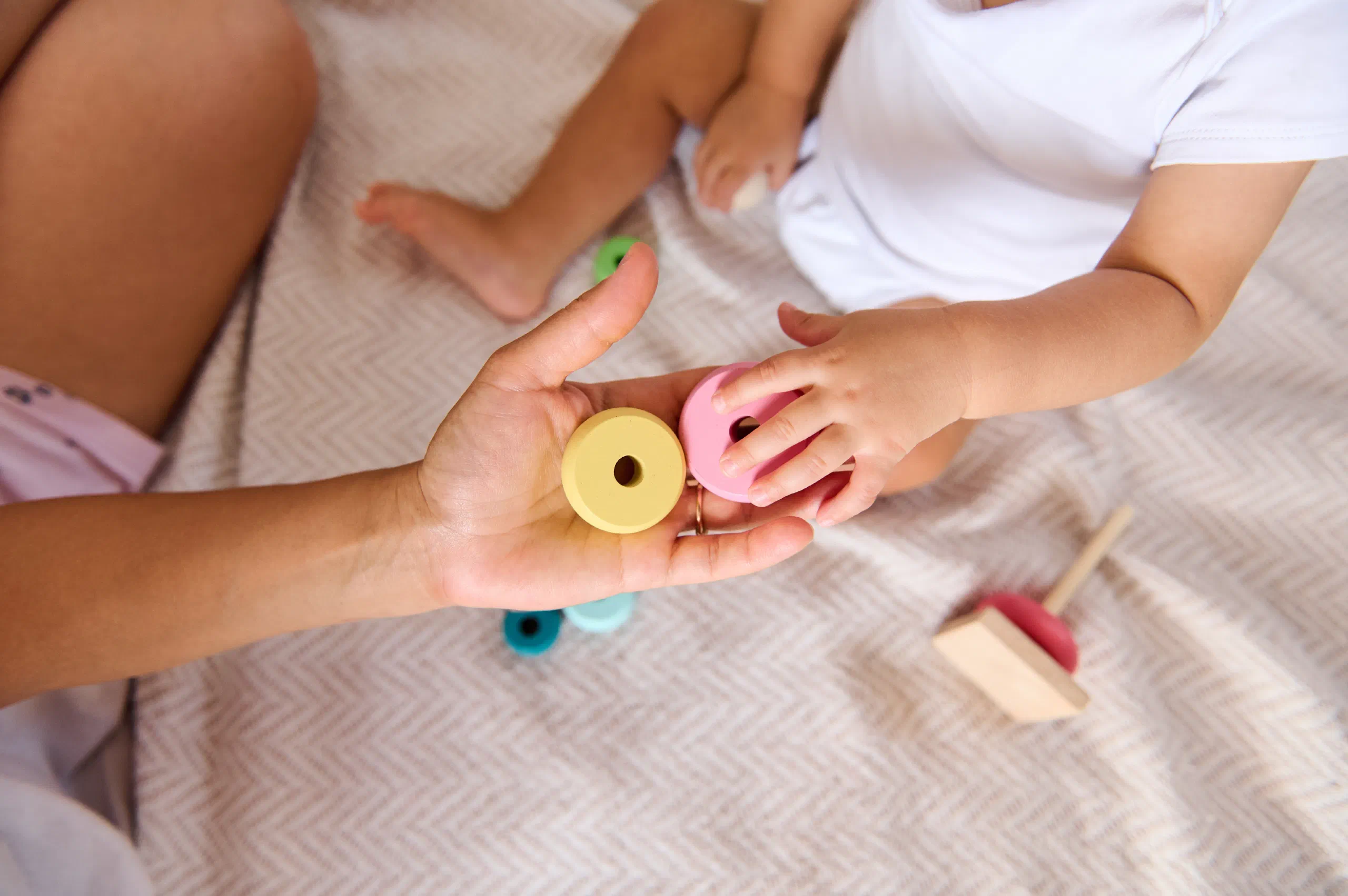 Nauczycielka pracująca z dziećmi w sali Montessori