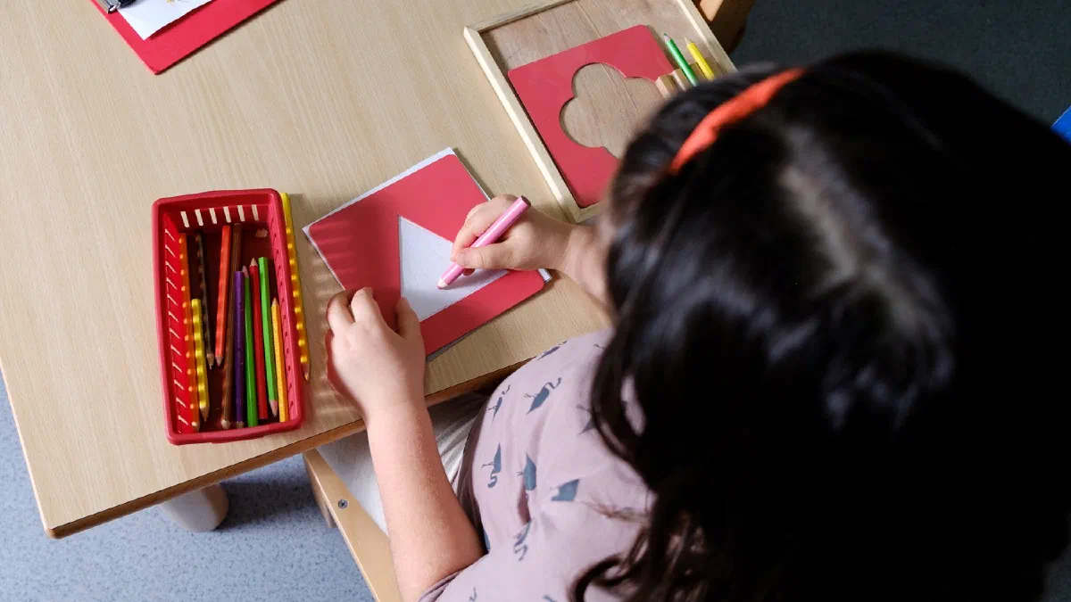 Dziecko pracujące z materiałem Montessori