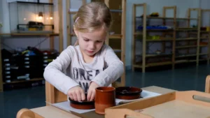Dziecko podczas warsztatów Montessori